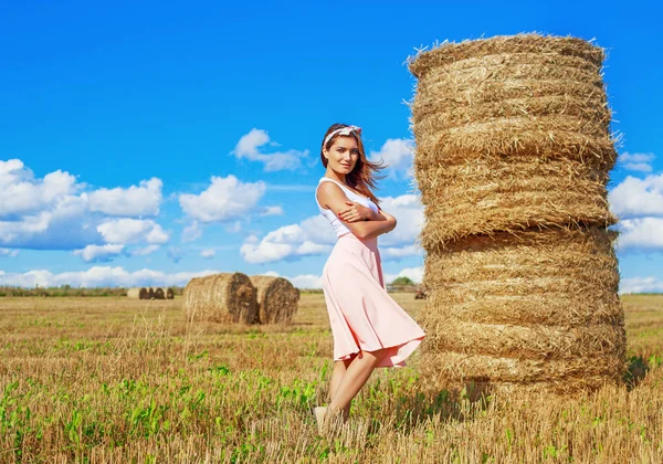수확된 밀 필드에서 아름 다운 여자 — 스톡 사진