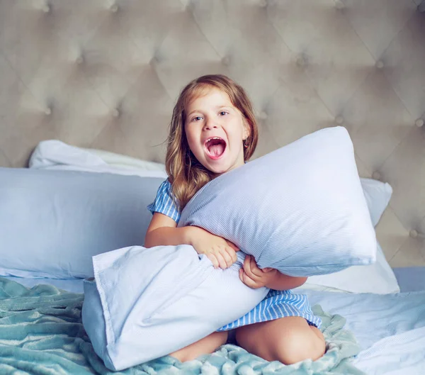 Menina na cama — Fotografia de Stock