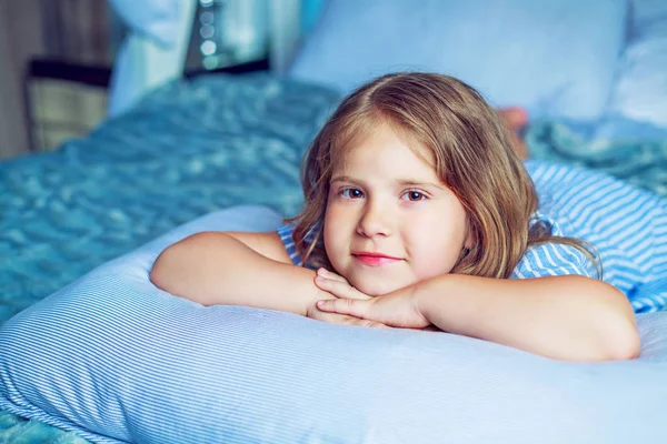 Mädchen im Bett — Stockfoto