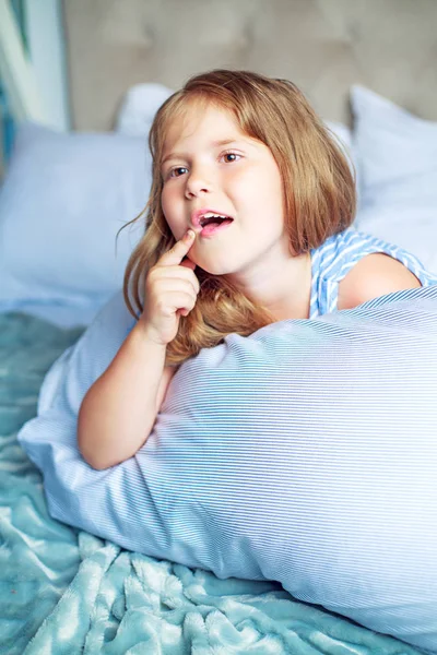 Menina na cama — Fotografia de Stock