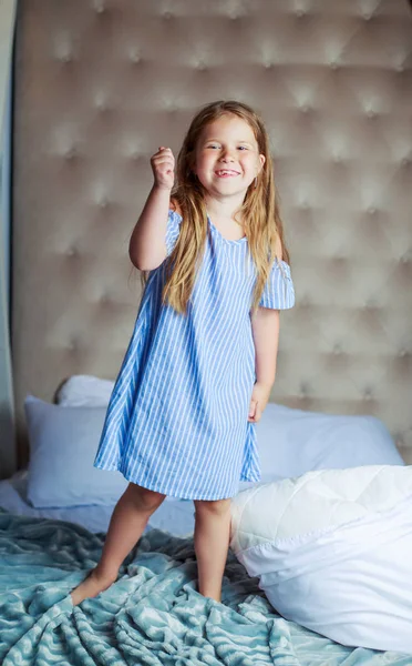 Mädchen im Bett — Stockfoto