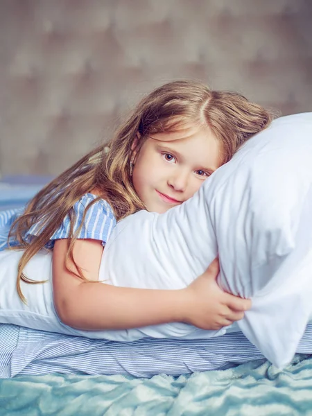 Menina na cama — Fotografia de Stock