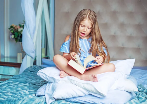 Chica con un libro — Foto de Stock