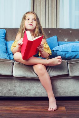 Kitap okuyan kız.
