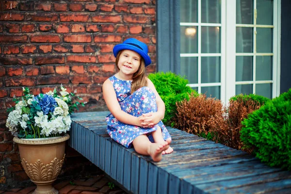 Chica feliz en la terraza —  Fotos de Stock