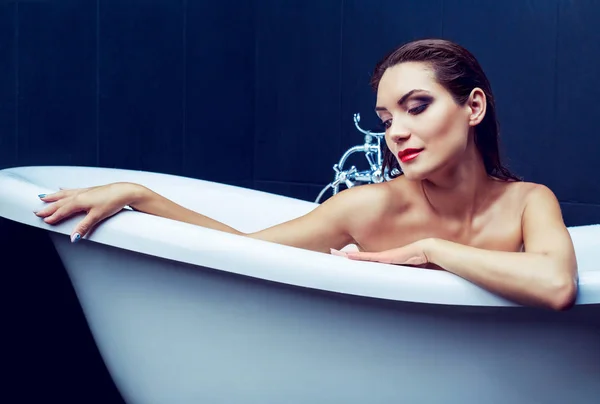 Mujer tomando un baño —  Fotos de Stock