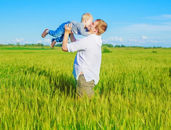 Padre e hijo al aire libre — Foto de Stock