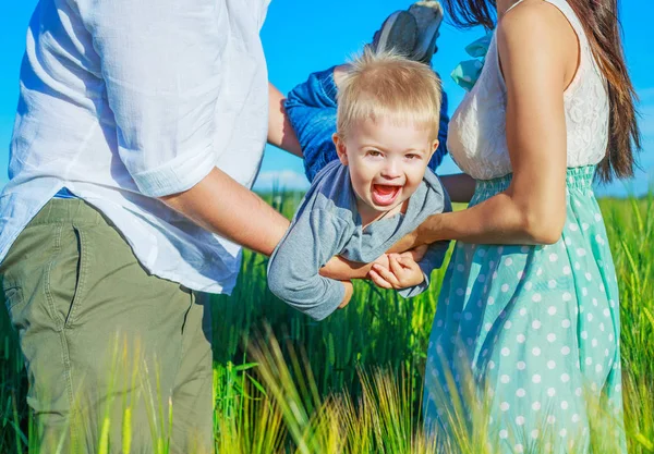 Familie in het veld — Stockfoto