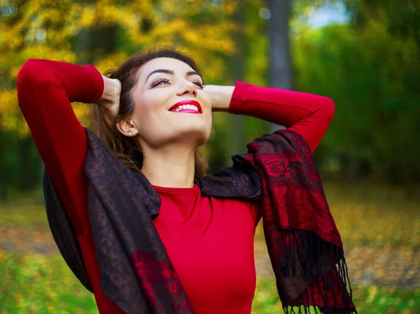 Frau im Park — Stockfoto