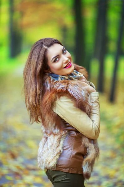 Vrouw in het park — Stockfoto