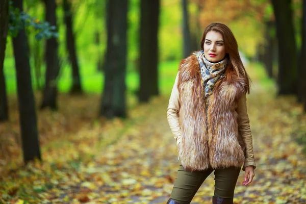 Mulher no parque — Fotografia de Stock