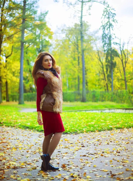 Vrouw in het park — Stockfoto