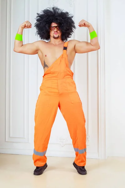 Muscular dancer  in the studio — Stock Photo, Image