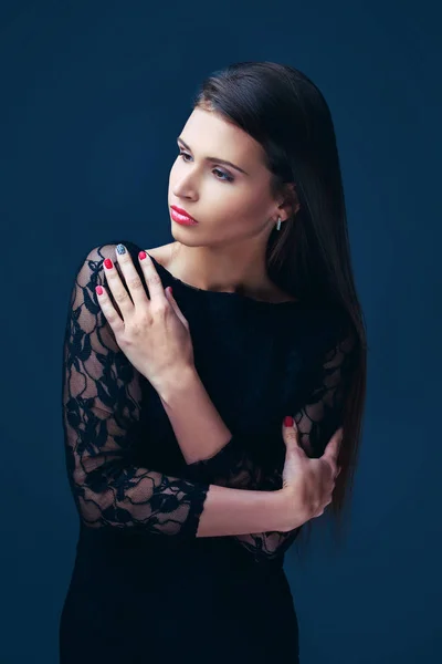 Modelo con vestido negro — Foto de Stock