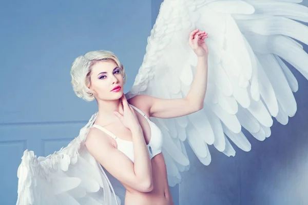 Vrouw met engelenvleugels — Stockfoto