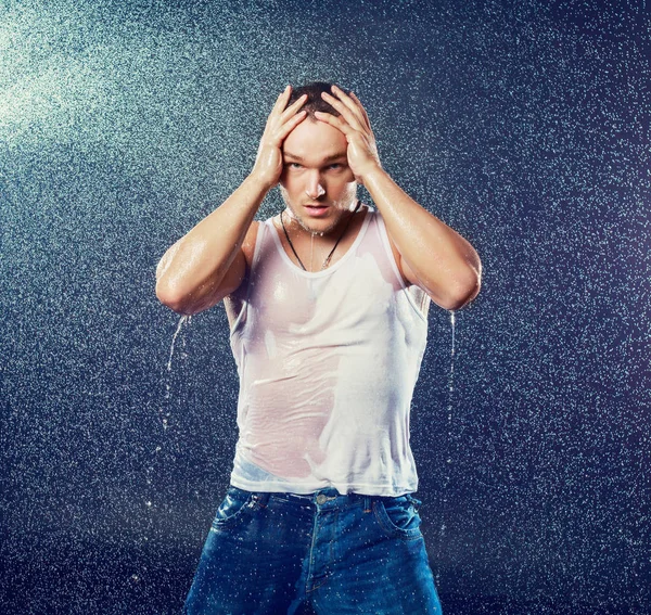 adam yağmur altında