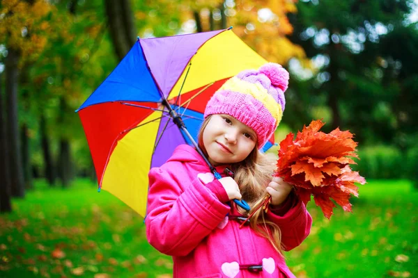 Meisje in het park — Stockfoto