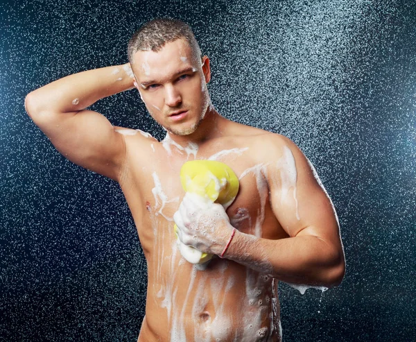 Людина приймаючи душ — стокове фото