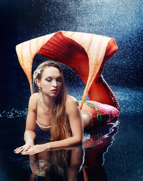 Donna vestita da sirena — Foto Stock