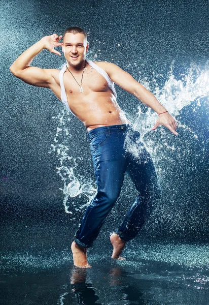 adam su sıçrama ile