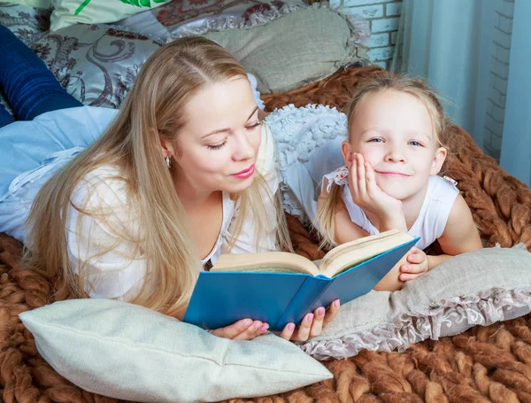 Anne ve kızı okuyor. — Stok fotoğraf