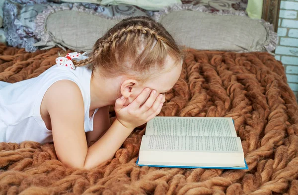 Girl reading in bed — Stock Photo, Image