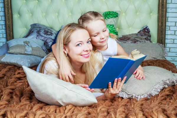 Matka a dcera čtou — Stock fotografie
