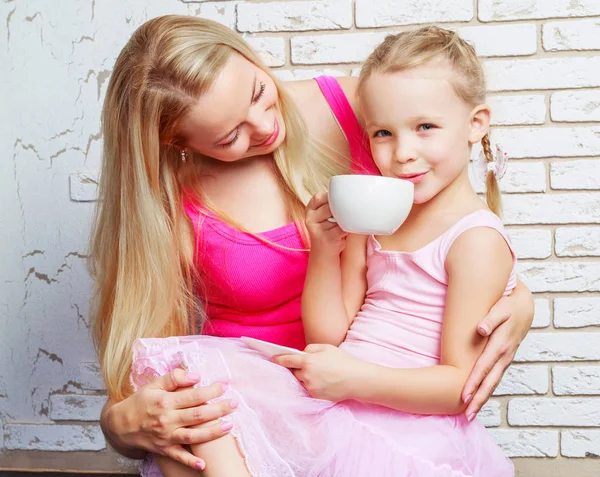 Anne ve kızı çay içmek — Stok fotoğraf