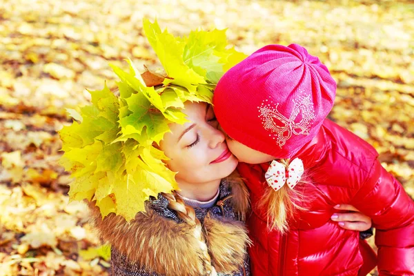 Moeder en dochter in het park — Stockfoto