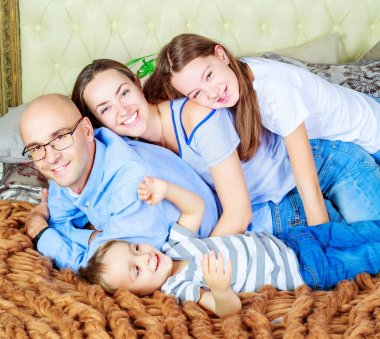 Ebeveynler ile çocuklar yatakta