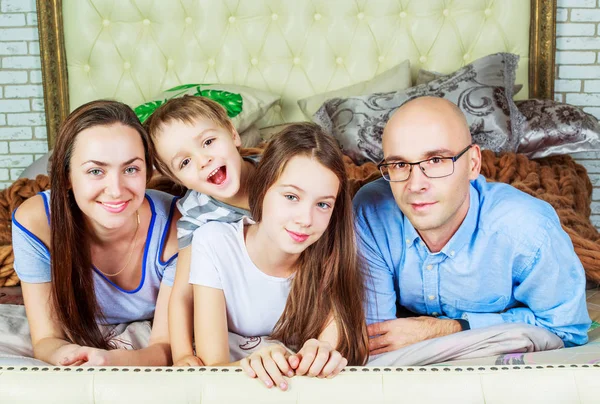 Padres con hijos en casa —  Fotos de Stock