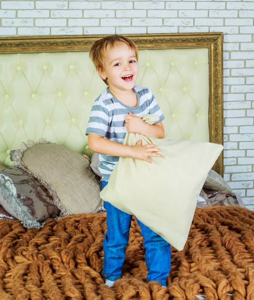 Enfant avec un oreiller — Photo