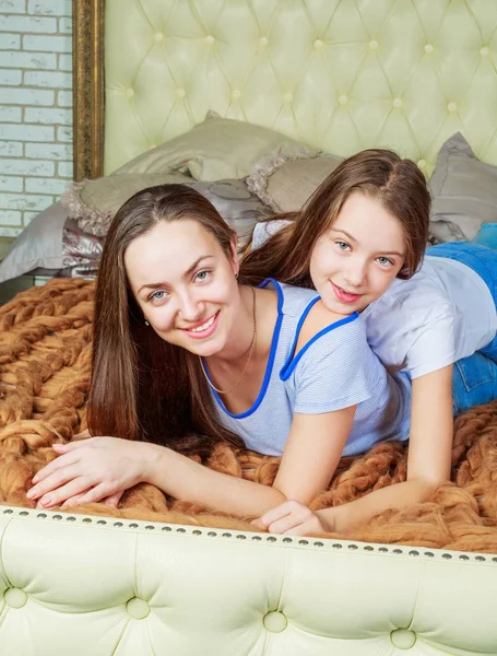 Matka a dcera doma — Stock fotografie