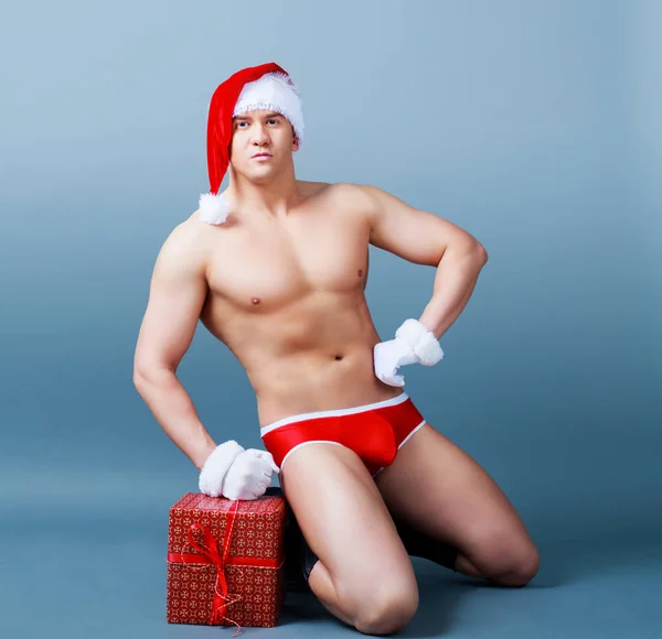 Hombre con un regalo de Navidad aislado — Foto de Stock