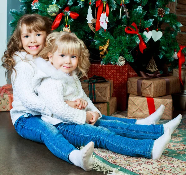 Systrar hemma vid jul — Stockfoto