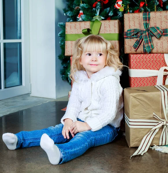 Meisje met kerstboom — Stockfoto