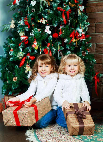 Dos hermanas en casa en Navidad —  Fotos de Stock