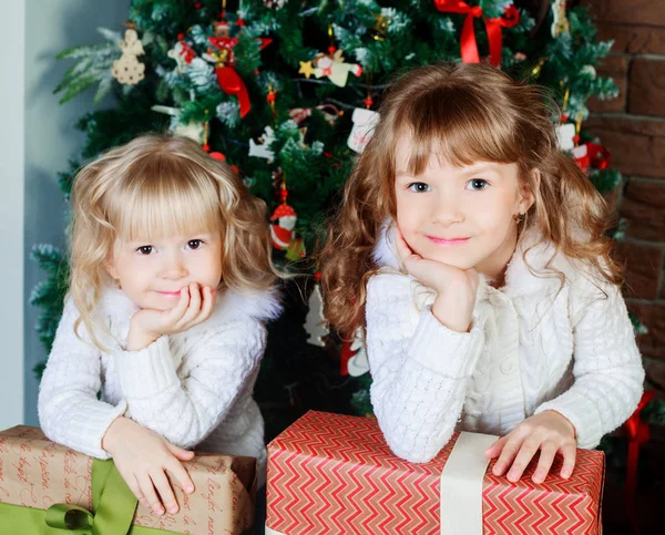 クリスマスに家で姉妹 — ストック写真