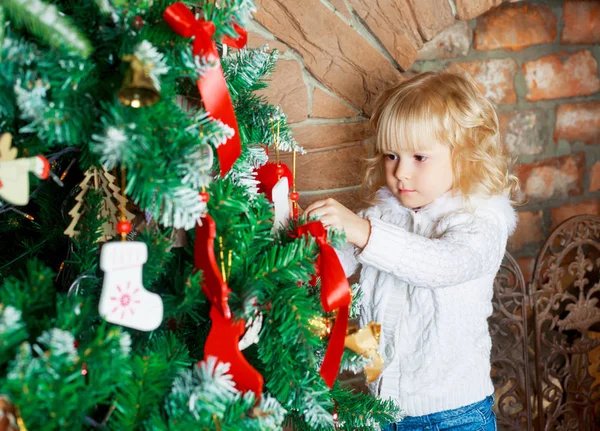 Menina com árvore de natal — Fotografia de Stock