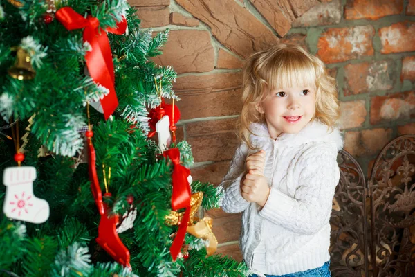 Κορίτσι με χριστουγεννιάτικο δέντρο — Φωτογραφία Αρχείου