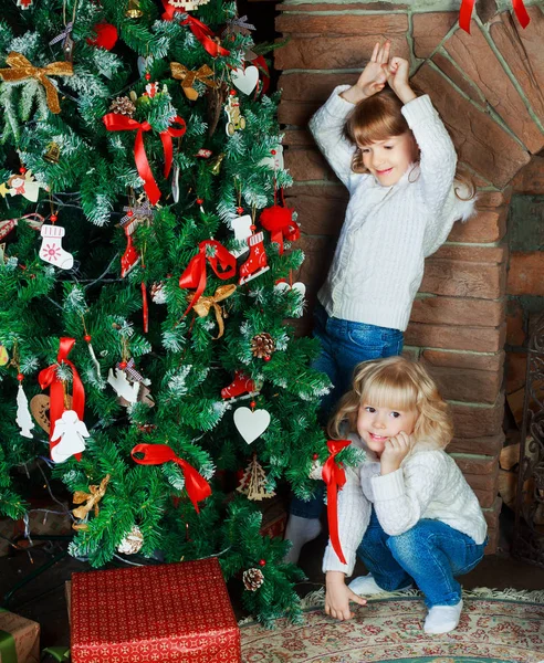 Hermanas en casa con árbol de Navidad —  Fotos de Stock