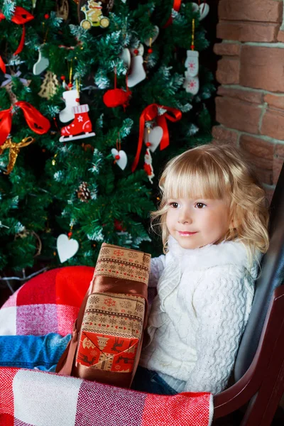 Niño en casa en Navidad —  Fotos de Stock