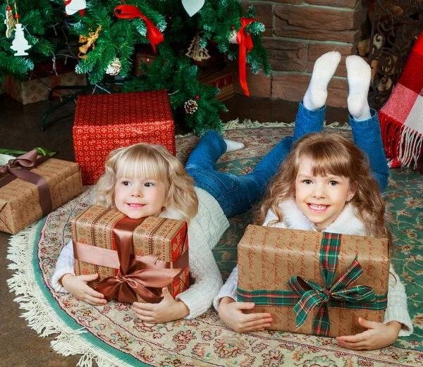 Systrar på jul — Stockfoto