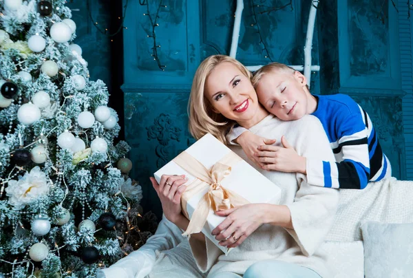 Madre e hijo en Navidad —  Fotos de Stock