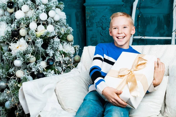 Pojke med julgran — Stockfoto