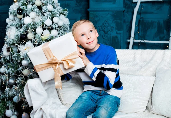 Menino com árvore de Natal — Fotografia de Stock