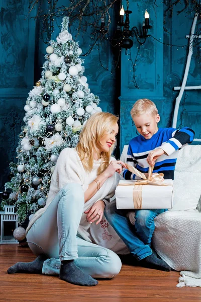 Moeder en zoon met Kerstmis — Stockfoto