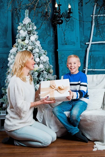 Mãe e filho no Natal — Fotografia de Stock