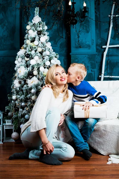 Madre e hijo en Navidad — Foto de Stock