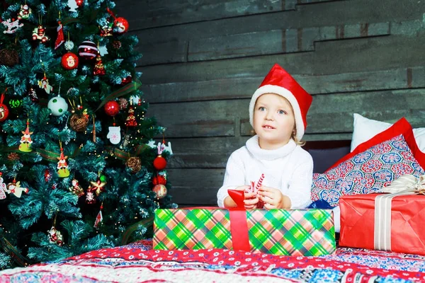 Ребенок на Рождество — стоковое фото